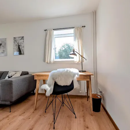 Sunny 3-bedroom With Balcony & Parking アパート