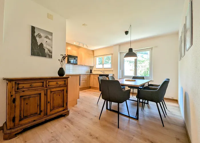 Sunny 3-bedroom With Balcony & Parking *