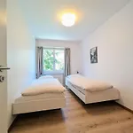 Sunny 3-bedroom With Balcony & Parking *