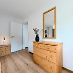 Sunny 3-bedroom With Balcony & Parking アパート *