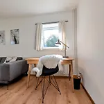 Sunny 3-bedroom With Balcony & Parking アパート
