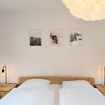Sunny 3-bedroom With Balcony & Parking アパート *