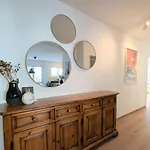 Sunny 3-bedroom With Balcony & Parking アパート