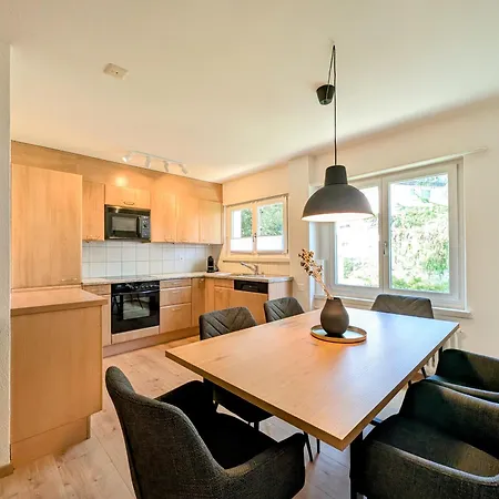 Sunny 3-bedroom With Balcony & Parking 达沃斯