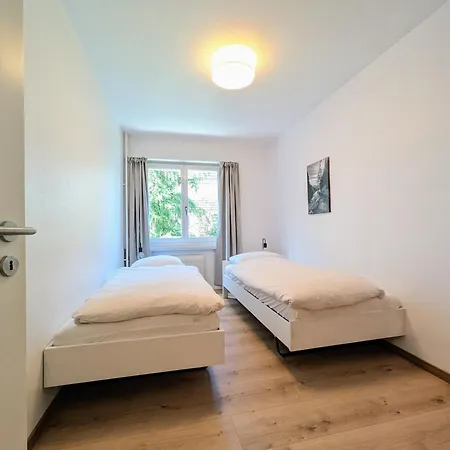 Sunny 3-bedroom With Balcony & Parking *