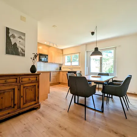 Sunny 3-bedroom With Balcony & Parking *