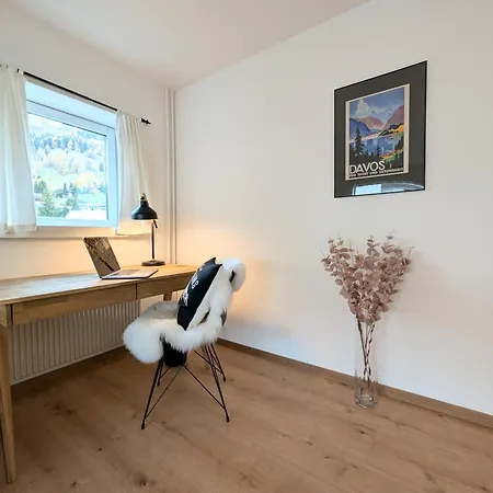 Sunny 3-bedroom With Balcony & Parking *